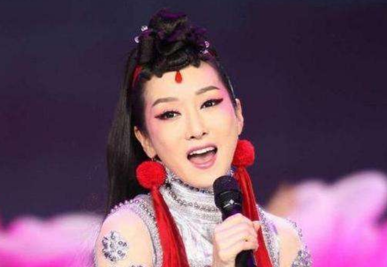 萨顶顶▲有种“整容”叫萨顶顶“卸妆”,“神婆”秒变女神,网友:这样早红了