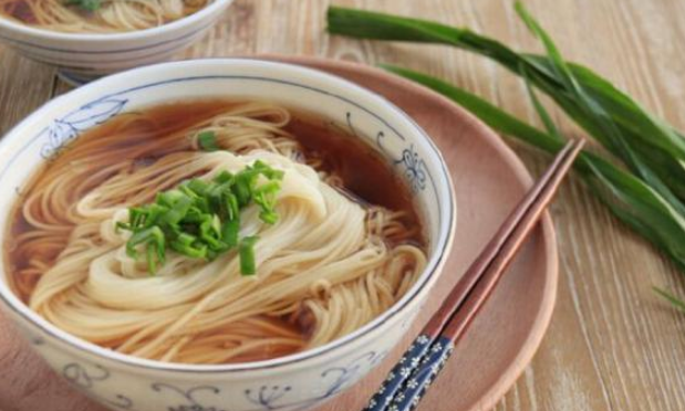 排骨@为什么面馆里的面汤不混浊，而自己家做的面，汤里面都是面粉？