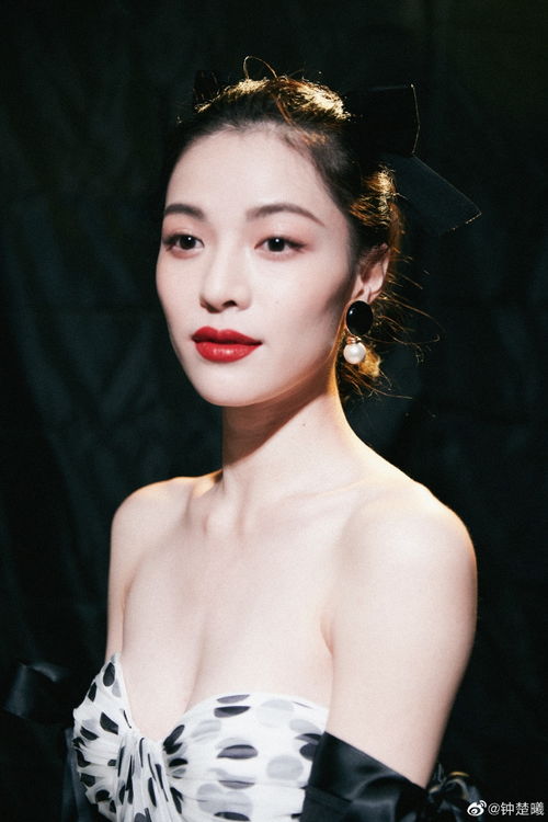 『成龙』被冯小刚捧红，成龙接着捧，洪金宝等着捧，年纪轻轻就成大佬钟爱