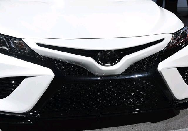 丰田凯美瑞|全新凯美瑞来了，V6引擎+升降尾翼，雅阁看了这个数据也没辙！