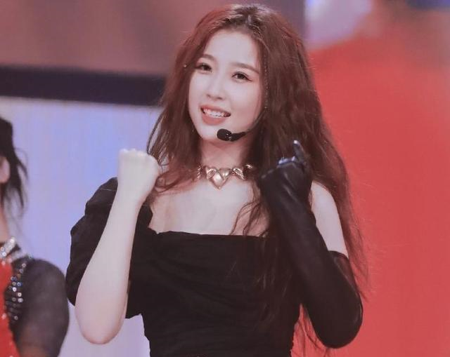 刘雨昕▲THE9出道初舞台，迎来尴尬场面：刘雨昕唱歌清晰，其余小声不敢唱