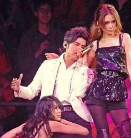 高凌风■10年前的杨颖给周杰伦做过贴身伴舞,整没整容一目了然