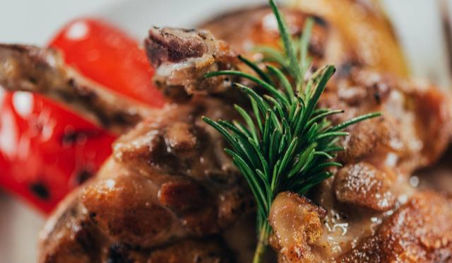 食材：鸡肉这样做，既别致又好吃，做法超简单，老爸老妈特别爱吃