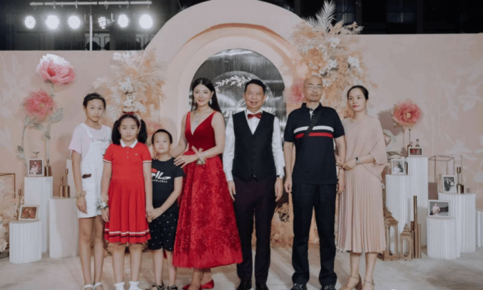 富翁|?63岁亿万富翁娶38岁娇妻，女方野模出身，全家福合照信息量大！