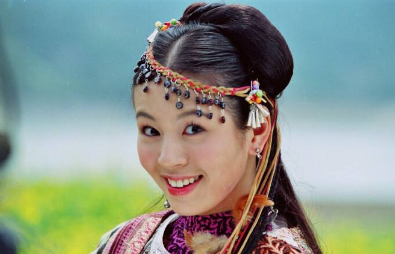 胡歌|当年比胡歌还要红,却因17岁意外怀孕退出娱乐圈,如今涅槃重生