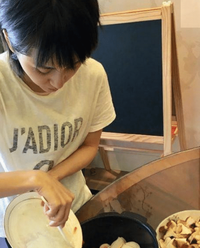 王子文|王子文为何如此瘦？看到她的日常生活照后，手里的鸡腿瞬间不香了