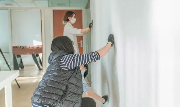 |家中有两个月的宝宝，房屋简单装修，乳胶漆和墙布哪个更环保？