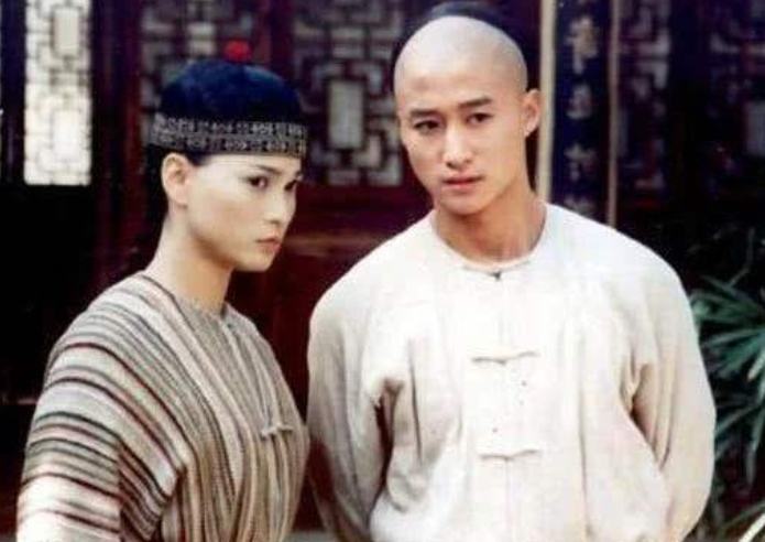 吴京|她曾觉得吴京配不上自己，转身嫁富商，如今落魄靠卖鱼为生