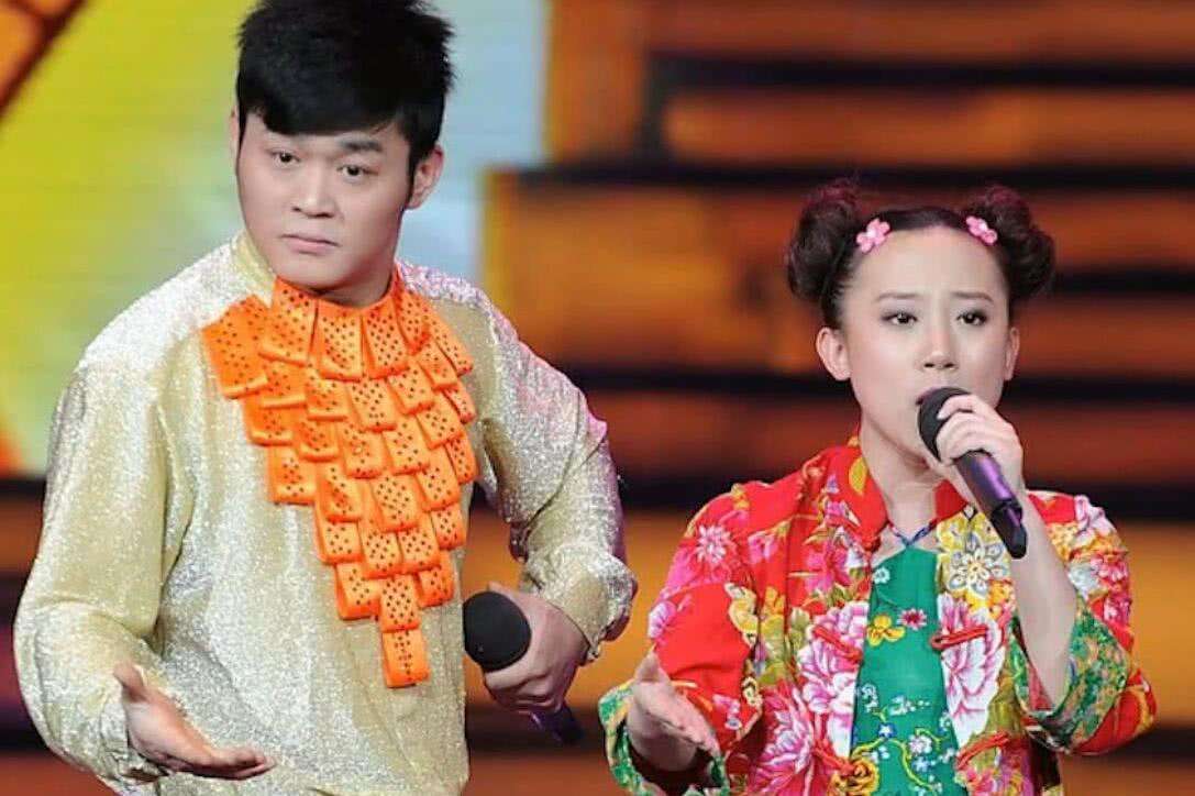 春晚|33岁丫蛋二婚后露面大腹便便疑怀孕, 直播惨淡公司艰难, 离开春晚她咋销声匿迹？