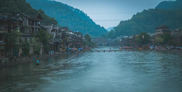 凤凰古城|凤凰古城“凉了”，国庆第一天景区游人寥寥可数，你还愿意去吗？