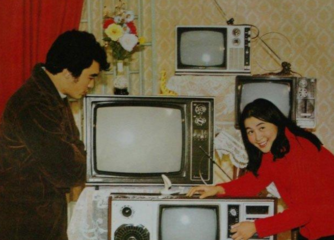投影仪|液晶电视尴尬了即将退出市场！中国新发明“无屏电视”，人人都买得起