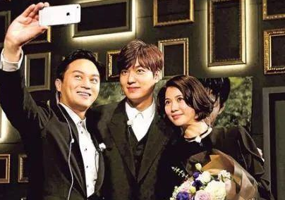 袁咏仪|袁咏仪晒家人散步照，13岁魔童身高喜人，这腿是真实存在的吗？