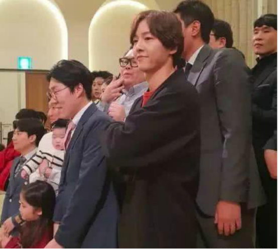 宋仲基|宋仲基发量稀少颜值大跌，现身好友婚礼现场，让人差一点认不出