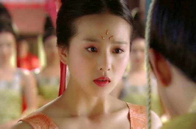 杨紫|用丝带撑起造型的古装美女:个个宛如天仙,到了杨紫画风却变了