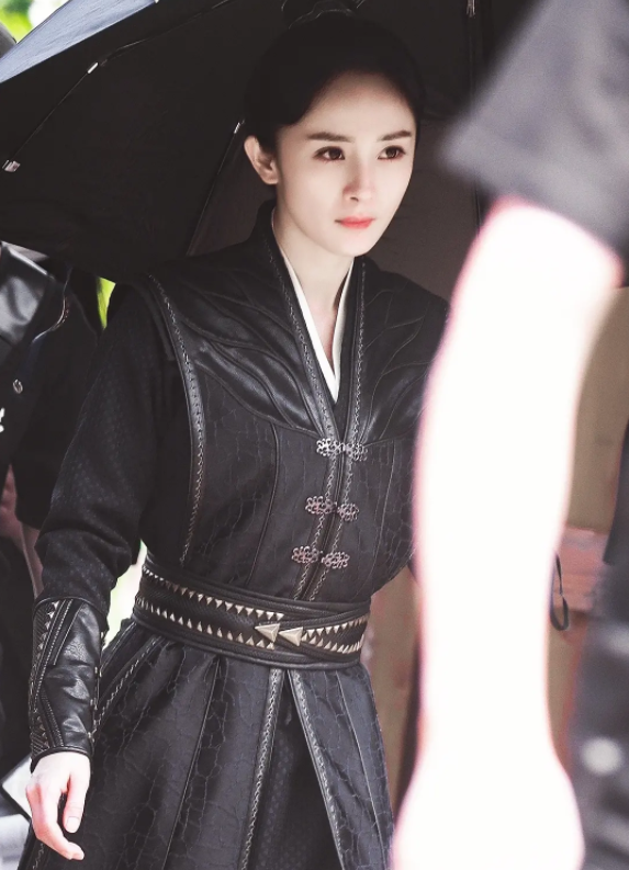 「杨幂」杨幂新剧撞脸赵丽颖，动作造型宛如复制粘贴，难怪粉丝会撕