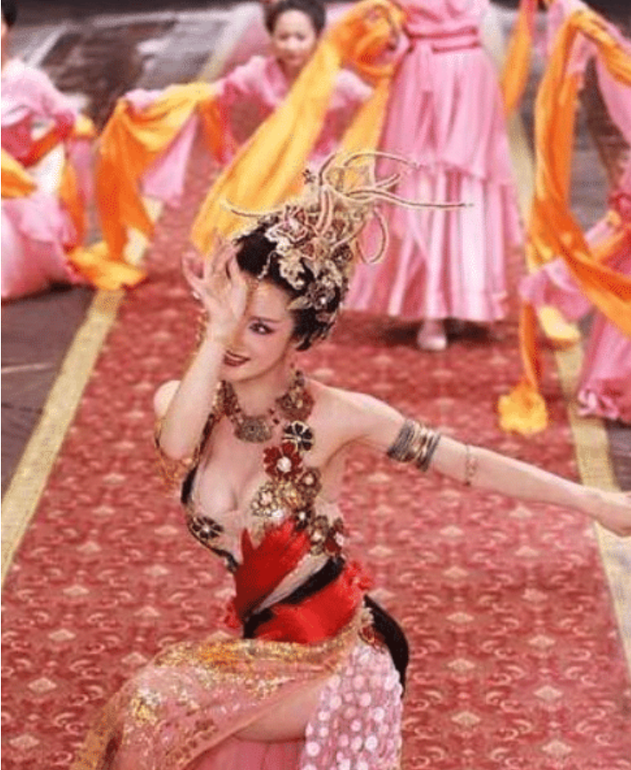 迪丽热巴|迪丽热巴被嘲“太保守”没法演妲己,当看到流出照后,全网惨糟打脸!