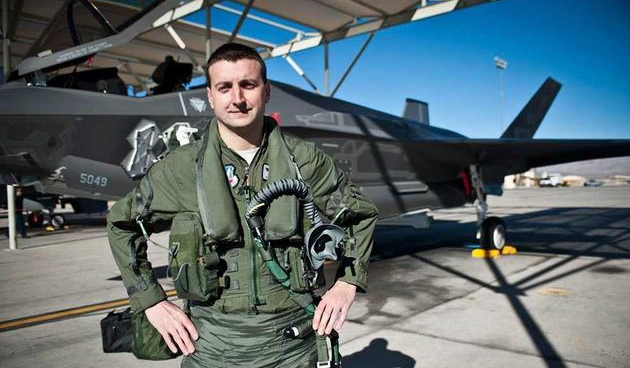 [萨达姆]伊拉克战争时，萨达姆为什么会将其强大的空军战机全部埋葬，弃而不用？