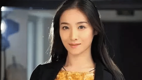 张艺谋|被张艺谋封杀的两位女星，前者乖乖退圈，后者让张艺谋损失近千万