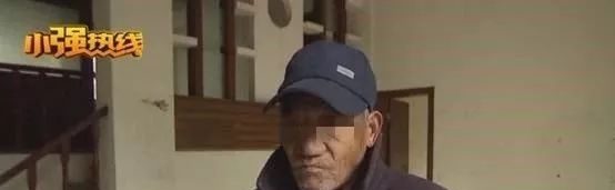 600多万买的别墅住不了，俩老人支帐篷堵门口：给50万才走