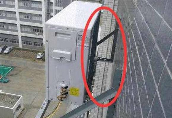 |一旦发现工人这样装修空调外机，立马叫停换人，一分钱都不要给！