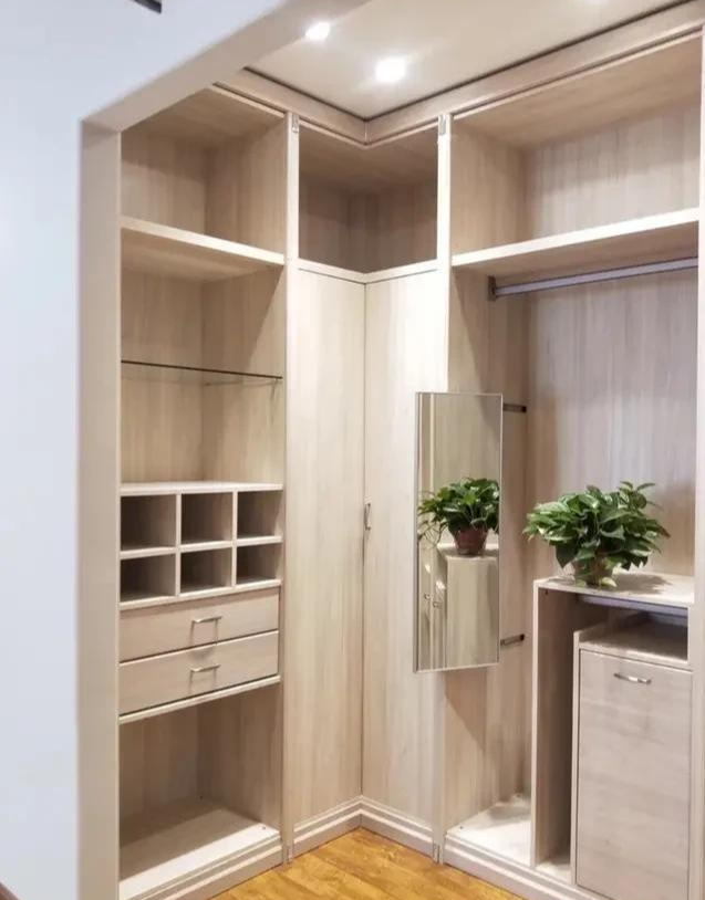 「」四室两厅新房，没有玄关不说衣帽间还不称心，决不凑合，改！