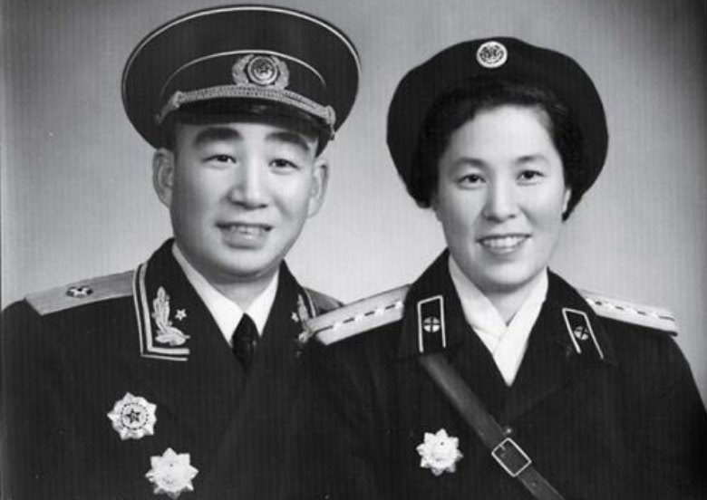 历史揭秘|开国少将带娇妻回家上坟，不料遇上苦等24年的童养媳，结局如何？