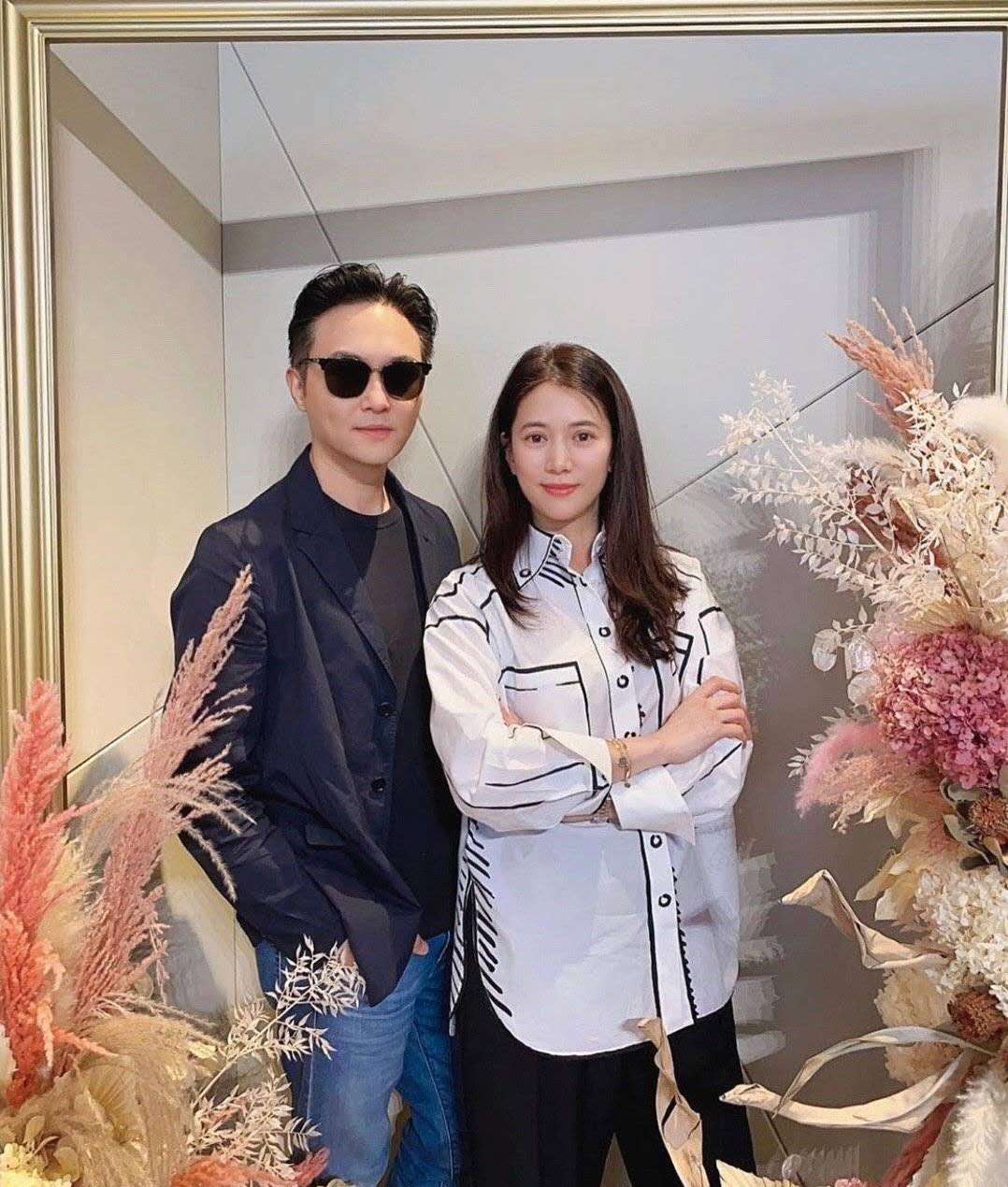 袁咏仪|袁咏仪晒家人散步照，13岁魔童身高喜人，这腿是真实存在的吗？