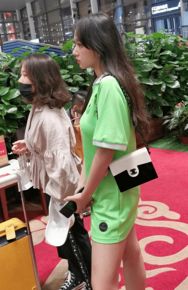 『程潇』程潇原来也是腿精，粉丝关掉10级滤镜拍她，看到她的身材时：服了