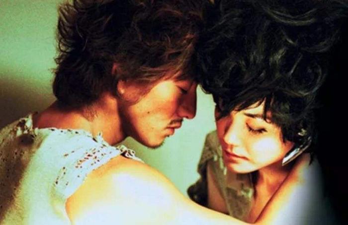 王菲|十五年前得不到王菲，十五年后就撩她的女儿，网友：通“吃”两代人！