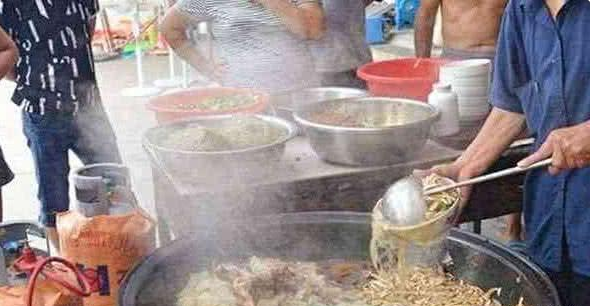 大锅菜：大叔卖“大锅菜”一份7元，懂吃的人在排队，不懂得人还笑别人傻