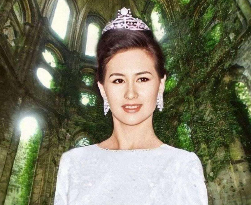 「何鸿燊」赌王何鸿燊葬在家族的墓地，大太太黎婉华葬在了澳门，原配的夫妇不同穴