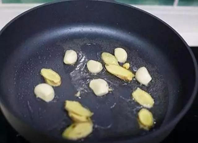 「鸡翅」教你做三汁焖锅，学会这道菜，可以在朋友圈炫耀半年了！