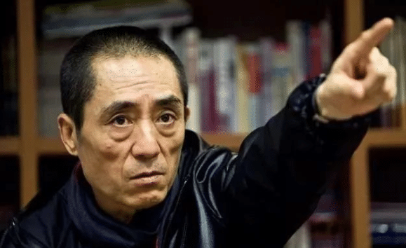 张艺谋|被张艺谋封杀的两位女星，前者乖乖退圈，后者让张艺谋损失近千万