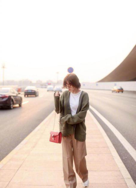 #唐艺昕#唐艺昕的衣品好到爆,一头短发可爱又俏丽!