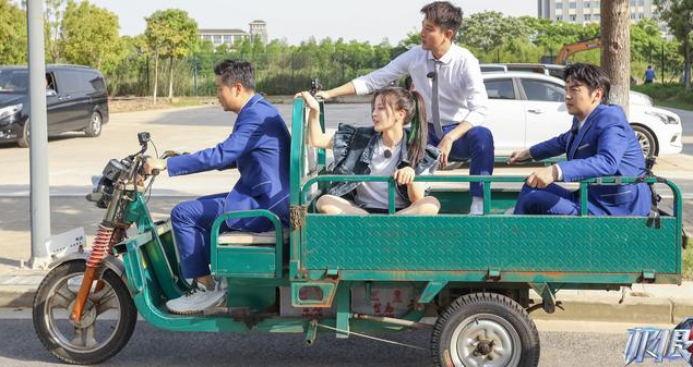 【极限挑战】《极限挑战》杨超越录制中睡觉，玩手机被网友吐槽不敬业