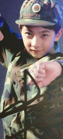 #杨洋#杨洋用一张照片告诉你，整过容别在阳光下拍照！网友：太尴尬