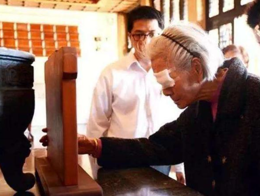 |跨越77年等待：93岁老人苦寻丈夫，看到对方灵位泪如雨下