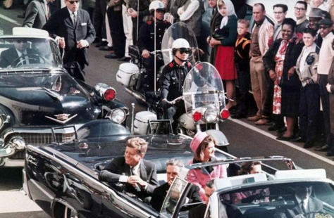 #约翰·肯尼迪#1963年肯尼迪遇刺的现场:街道上直接被一枪爆头,图6的妻子慌忙去捡头盖骨