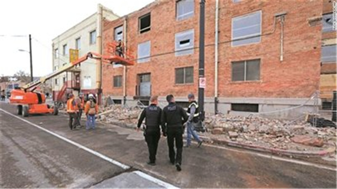 『美国』美国新冠肺炎大爆发，又突然遭遇28年最强震，200多航班紧急取消