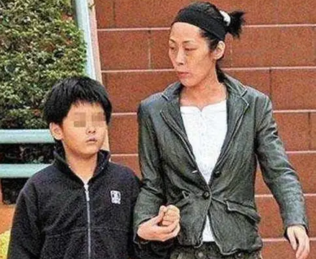 关淑怡|她是一代歌后,正红时却给活佛未婚生子,被抛弃后成单亲妈妈
