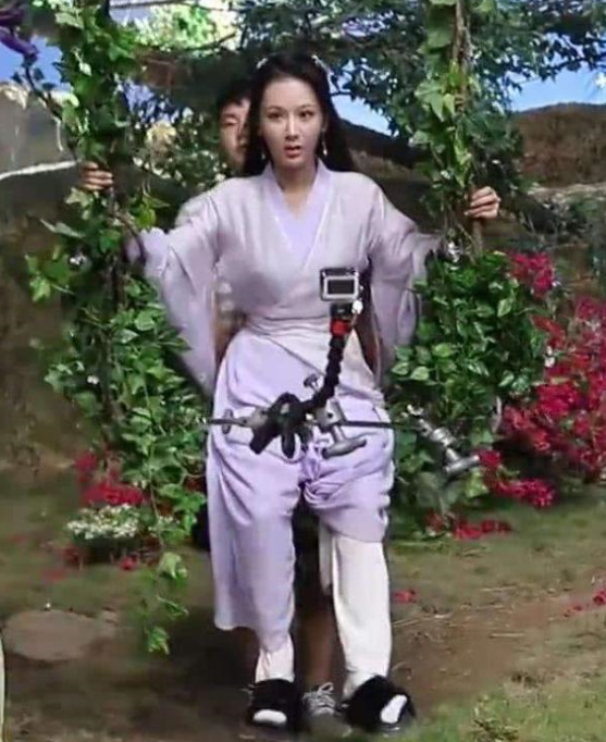 杨紫|为什么杨紫拍戏荡秋千只露上半身？看到全景的照片，网友们：太扎心了