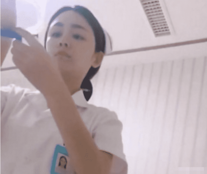 男子做完“割皮”手术,偷拍白衣护士打点滴,网友:小心伤口