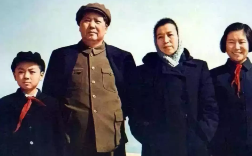 老照片|毛主席珍贵老照片,与江青的彩色合照,看起来非常恩爱