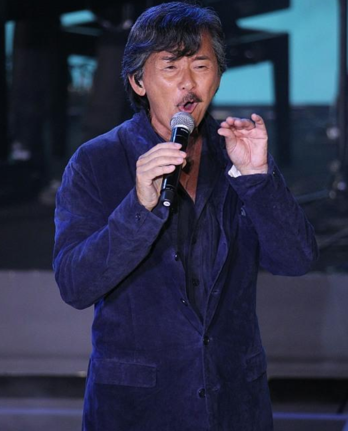 黄家驹：黄家驹送人的4首歌，谭咏麟一唱火了32年，最后一首包揽各项音乐大奖！