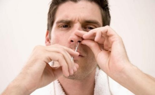 『』男性鼻毛窜出来,能不能拔掉?对身体又有什么影响呢?