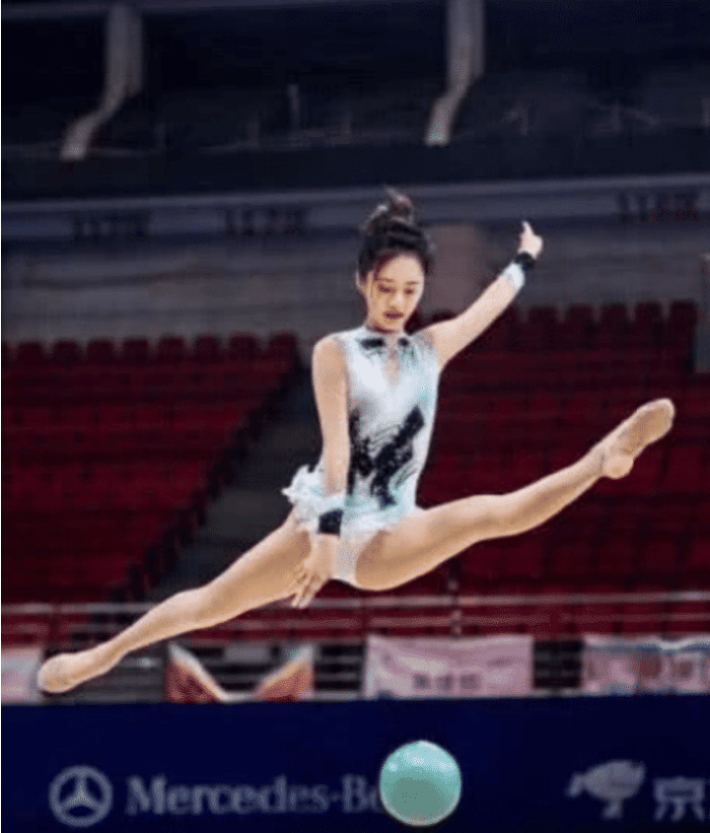 娱乐圈:31岁的“糖宝”再次走红, 体操舞姿让人心动, 网友:这腿是真的吗?