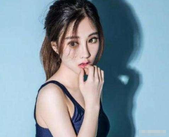 冯提莫■冯提莫离开网红滤镜后, 直播时如40岁“乔碧萝”, 粉丝直接掉20万