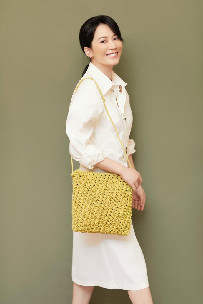 衬衫|49岁俞飞鸿气质真好，白衬衫裙配高马尾，利落知性好高级