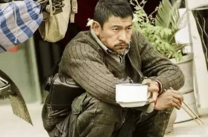 同是剧组吃饭,彭于晏用五毛钱塑料盒,而杜海涛却用1600的饭盒