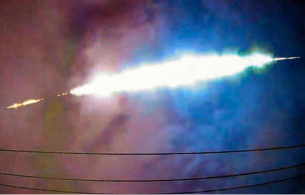 霍金▲日本天空突现巨大火球,照亮半边夜空,霍金预言真要成真了?